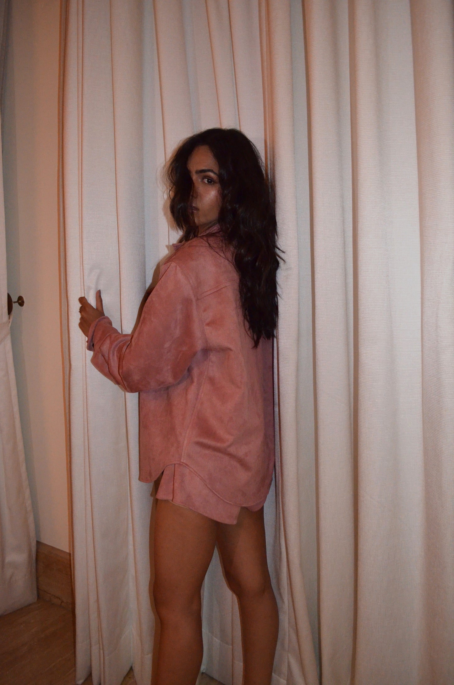 The Jenny - Oversized suede shirt with detachable shoulder pads : Pink